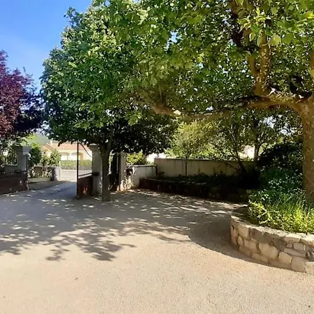 Holiday home Maison 6p, 3ch, Piscine Chauffee, Jacuzzi, Cuisine D'ete, Jardin Clos Alba-la-Romaine
