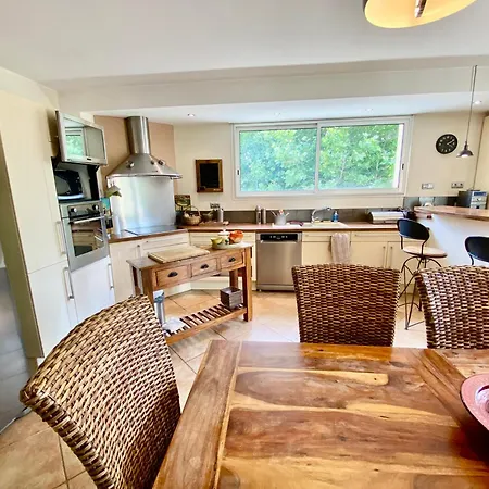Maison 6p, 3ch, Piscine Chauffee, Jacuzzi, Cuisine D'ete, Jardin Clos Holiday home Alba-la-Romaine