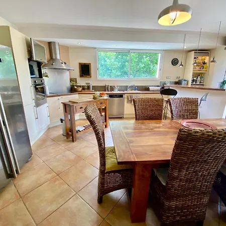 Maison 6p, 3ch, Piscine Chauffee, Jacuzzi, Cuisine D'ete, Jardin Clos Holiday home